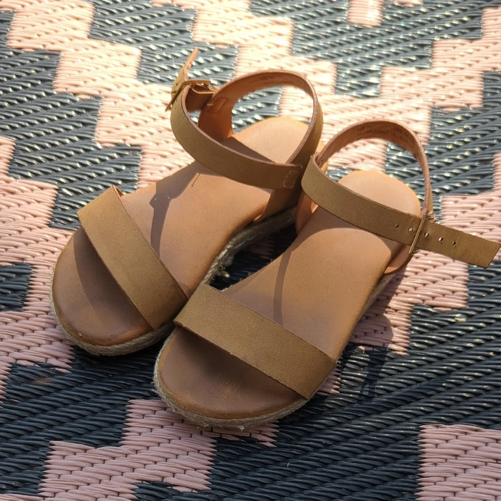 Girls Tan Sandals Woven Platform Bottoms Size 8